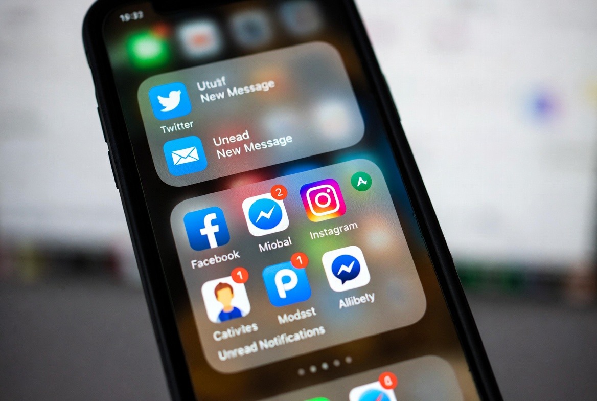 The Best Apps for Parents to Monitor Social Media: A 2024 Expert Review - Ultimate Phone Spy blog article about null