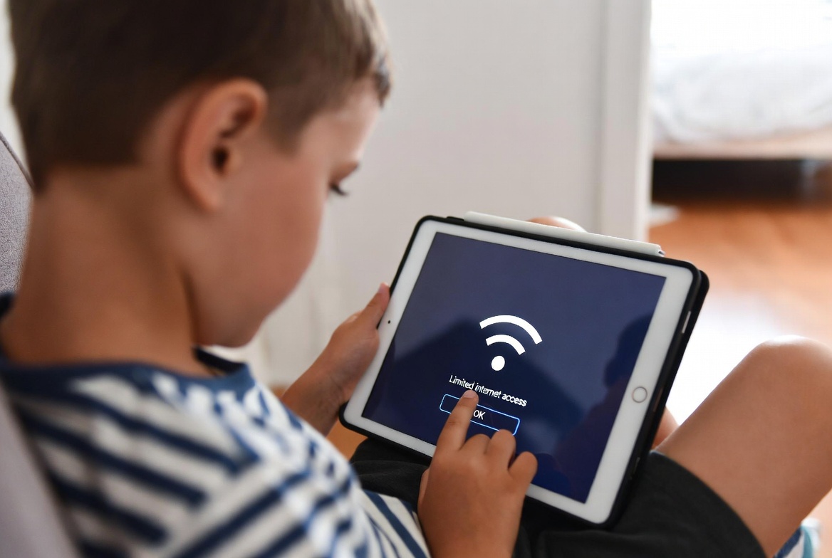 How to Limit Internet Access on Your Child's Tablet: A Practical Guide for Modern Parents - Ultimate Phone Spy blog article about null