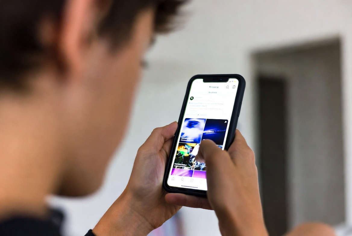 Setting Effective Social Media Limits for Teenagers: A 2024 Expert Guide